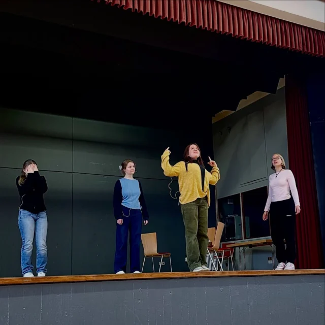 Was passiert hier in unserer Inszenierung von Rumpelstilzchen? Schaut es euch selber an und sichert euch Karten bei ADTicket! Wir proben weiterhin fleißig für unsere Auftritte im Winter 🎭 #rumpelstilzchen #wettenbergersammelsurium