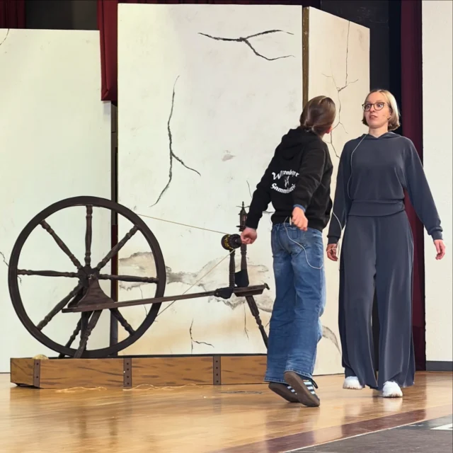 Endlich geht es los! Am Freitag schicken wir endlich Rumpelstilzchen vor Publikum! Wir sind schon ganz aufgeregt!Sichert euch eure Tickets jetzt noch online bei ADTicket oder an der Abendkasse:Freitag, 28.11., 15 Uhr Samstag, 29.11., 14 + 19 Uhr Sonntag, 30.11., 15 UhrFreitag, 05.12., 15 Uhr Samstag, 06.12., 14 + 19 Uhr Sonntag, 07.12., 15 UhrWir freuen uns aus euren Besuch! 🎭#wettenbergersammelsurium #rumpelstilzchen #wettenberg