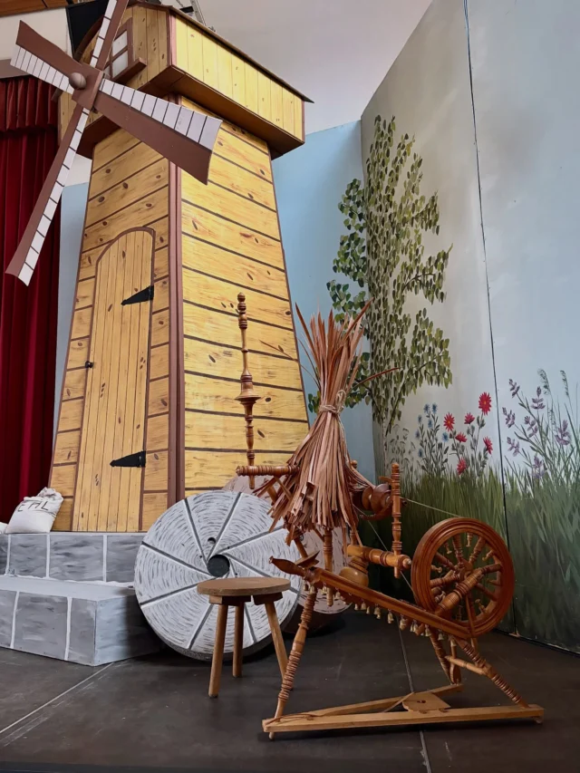 Halbezeit! Dieses Wochenende gehen wir wieder auf die Bühne für die zweite Hälfte unserer Vorstellungen.Sichert euch gleich online bei ADTicket oder noch an der Abendkasse die letzten Karten! Wir freuen uns auf euren Besuch 🎭